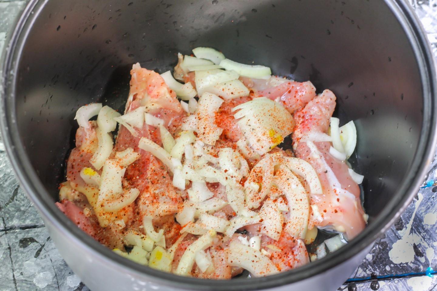 Шаг 4 приготовления Тушеная капуста с курицей в мультиварке