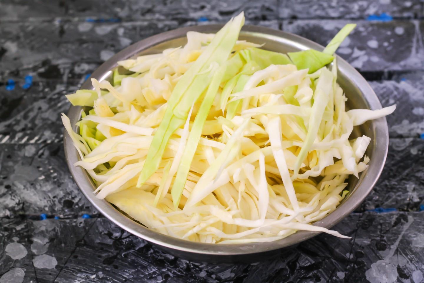 Шаг 5 приготовления Тушеная капуста с курицей в мультиварке