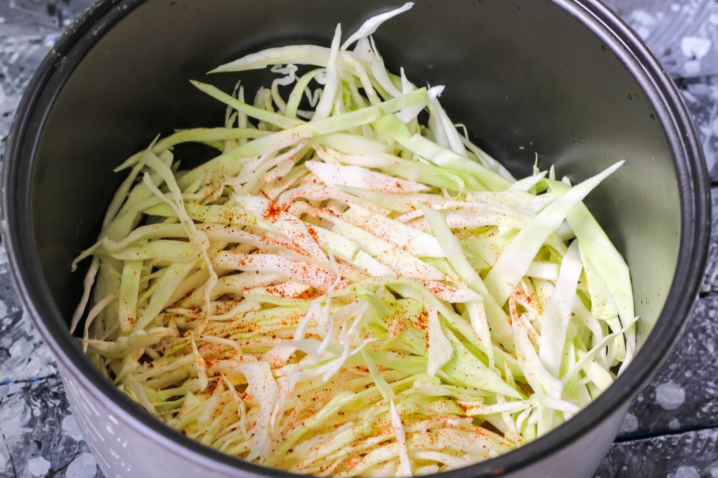 Шаг 7 приготовления Тушеная капуста с курицей в мультиварке