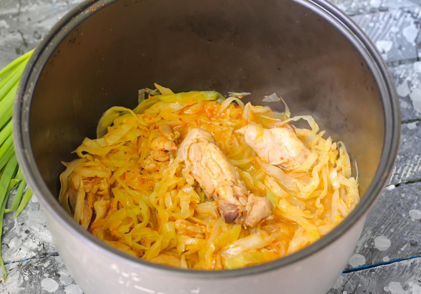 Шаг 8 приготовления Тушеная капуста с курицей в мультиварке