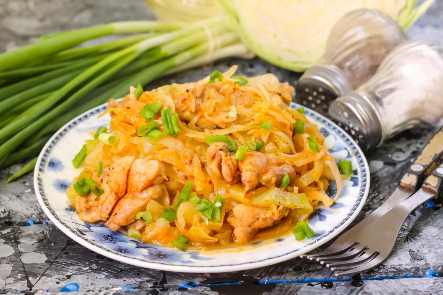 Обложка рецепта Тушеная капуста с курицей в мультиварке