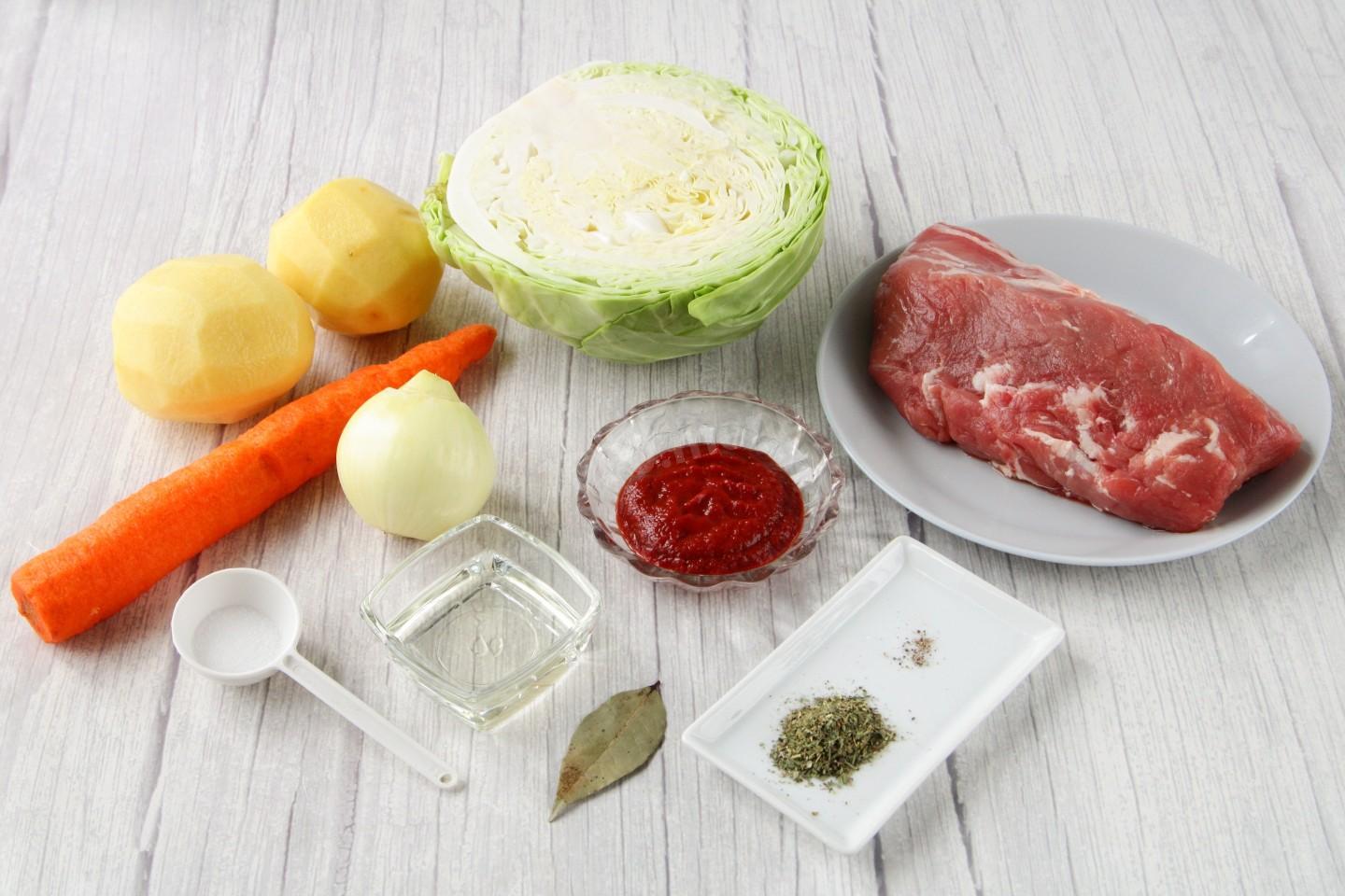 Шаг 1 приготовления Мясо с капустой и картошкой на сковороде