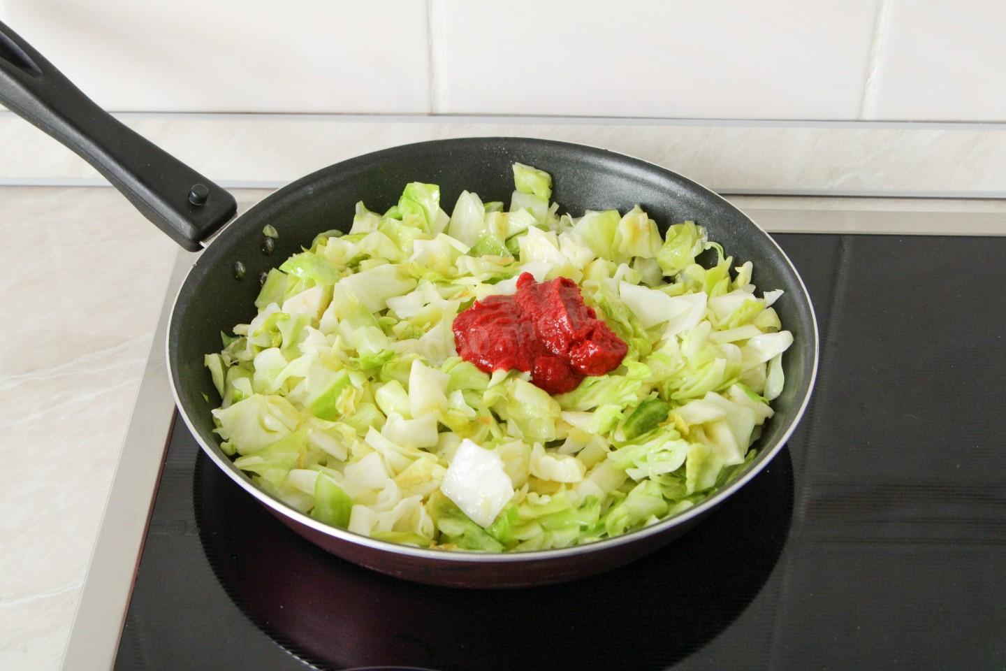 Шаг 10 приготовления Мясо с капустой и картошкой на сковороде