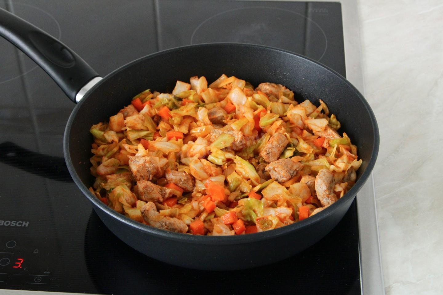 Шаг 11 приготовления Мясо с капустой и картошкой на сковороде