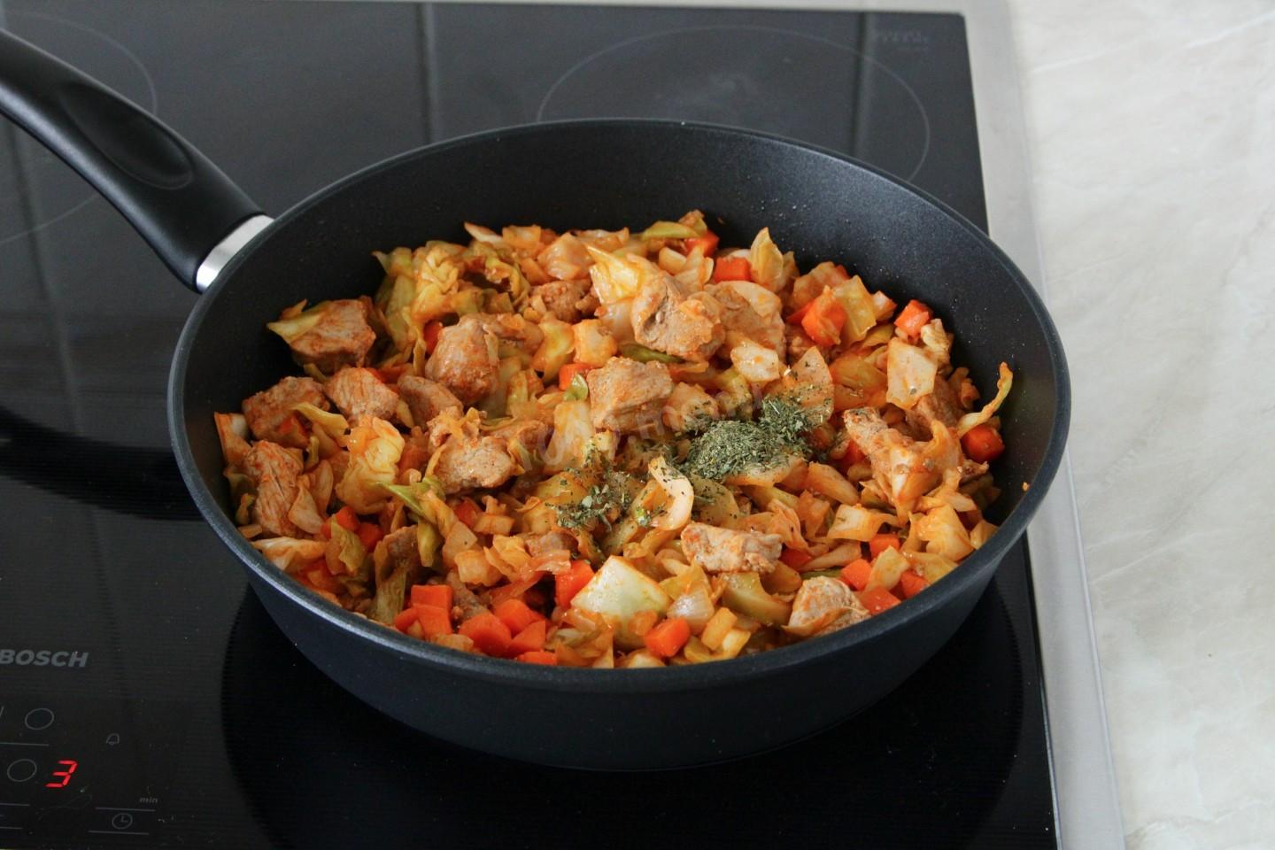 Шаг 12 приготовления Мясо с капустой и картошкой на сковороде