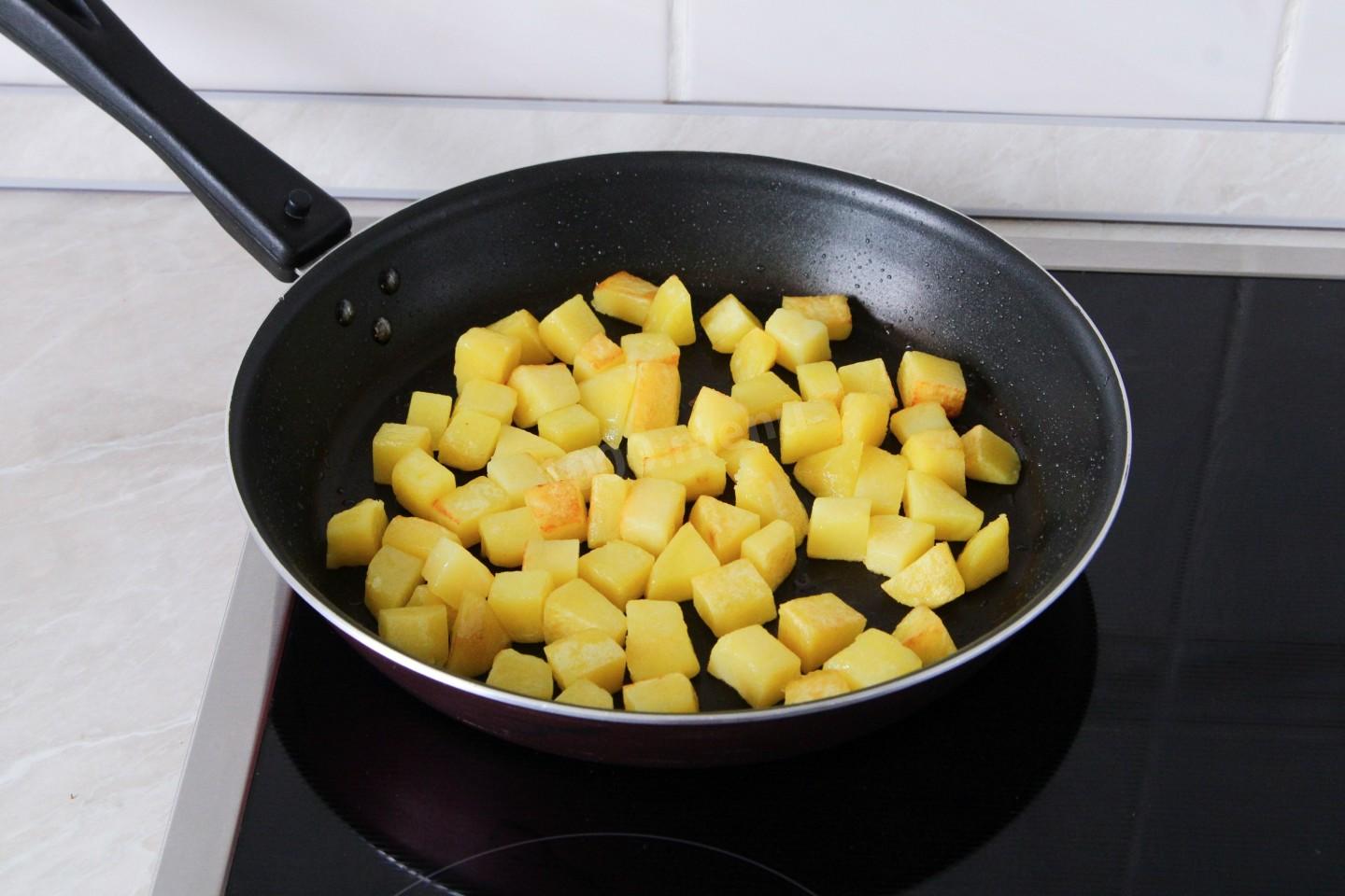 Шаг 14 приготовления Мясо с капустой и картошкой на сковороде