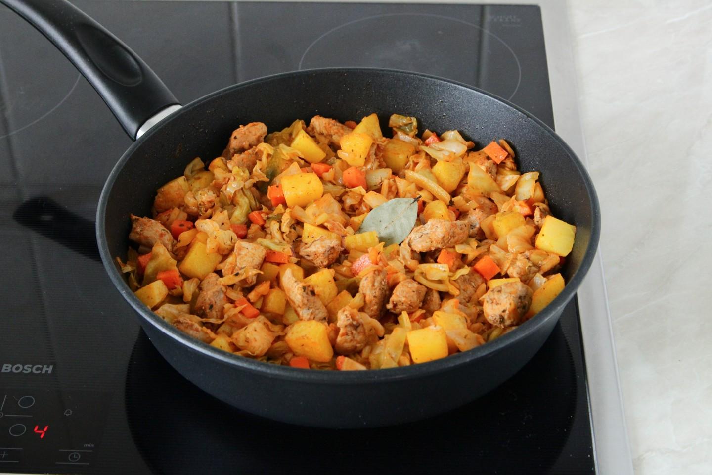 Шаг 15 приготовления Мясо с капустой и картошкой на сковороде