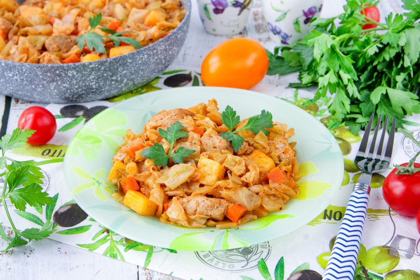 Шаг 16 приготовления Мясо с капустой и картошкой на сковороде