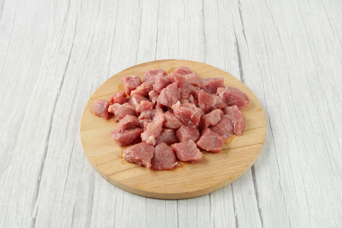Шаг 2 приготовления Мясо с капустой и картошкой на сковороде