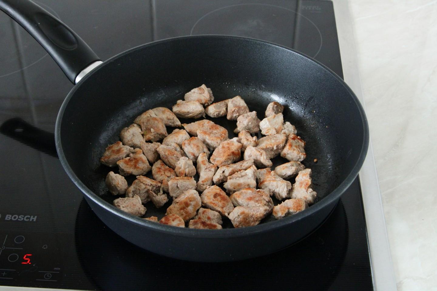 Шаг 3 приготовления Мясо с капустой и картошкой на сковороде