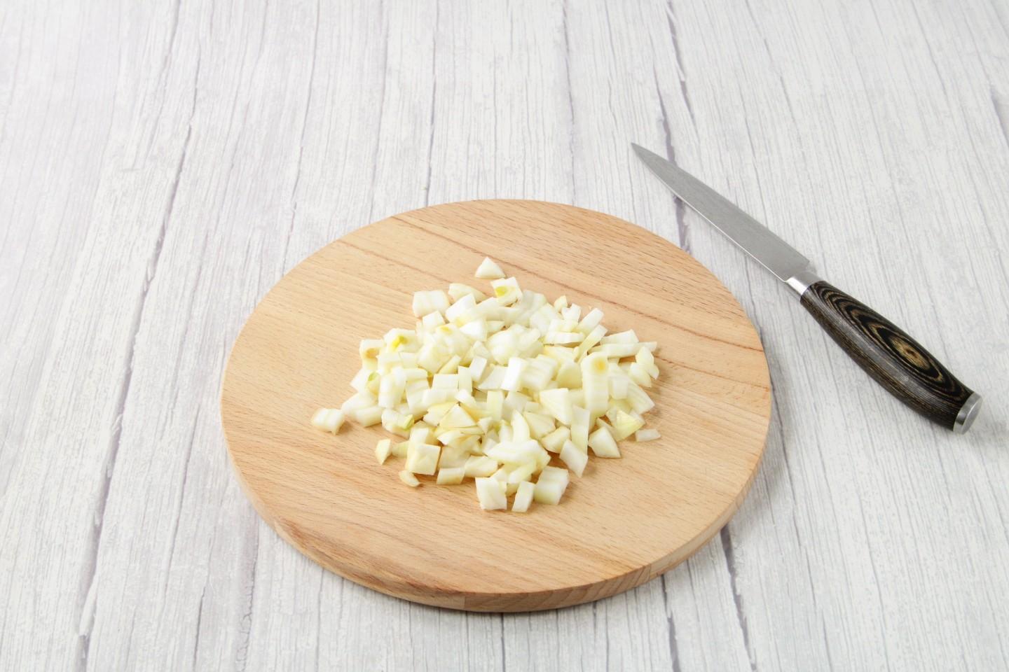 Шаг 4 приготовления Мясо с капустой и картошкой на сковороде
