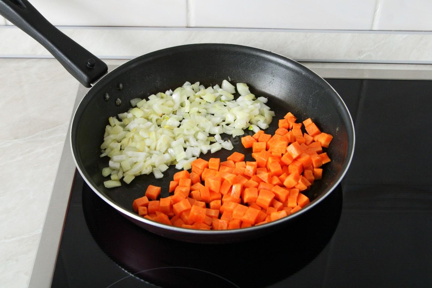 Шаг 6 приготовления Мясо с капустой и картошкой на сковороде