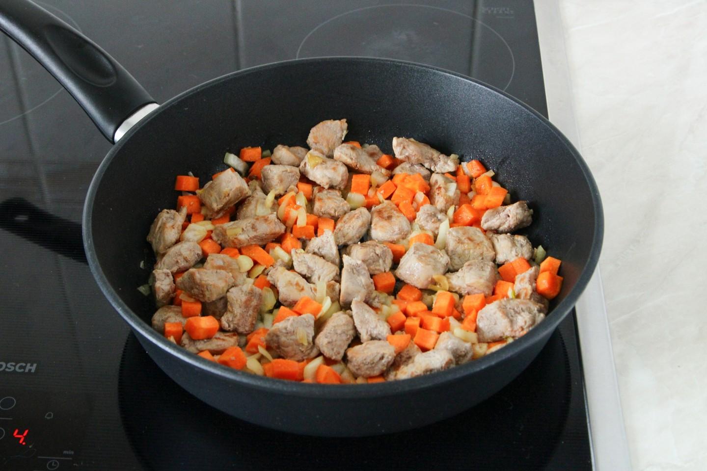 Шаг 7 приготовления Мясо с капустой и картошкой на сковороде
