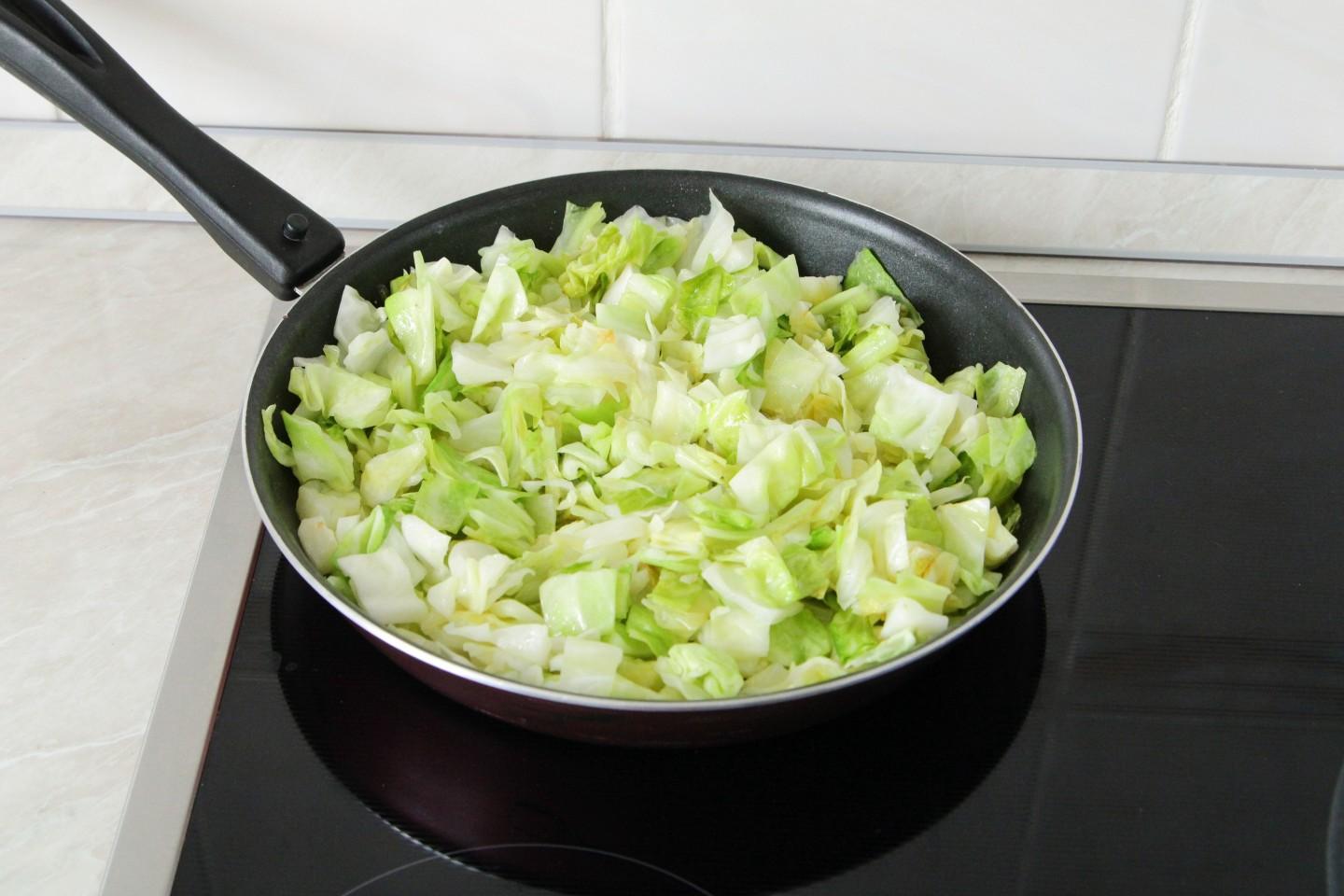 Шаг 9 приготовления Мясо с капустой и картошкой на сковороде