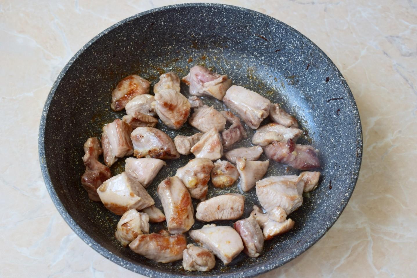 Шаг 4 приготовления Филе индейки кусочками на сковороде