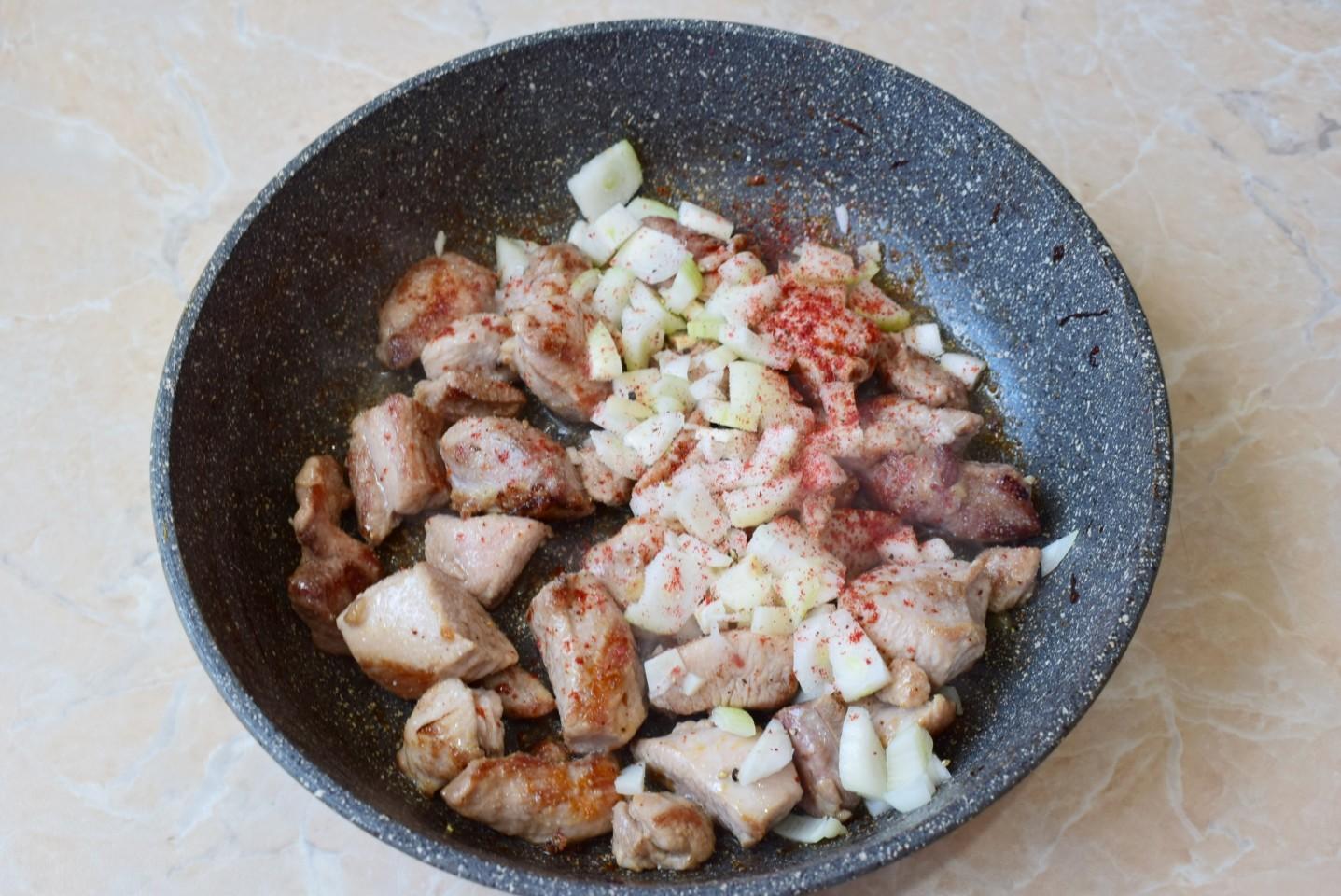Шаг 5 приготовления Филе индейки кусочками на сковороде