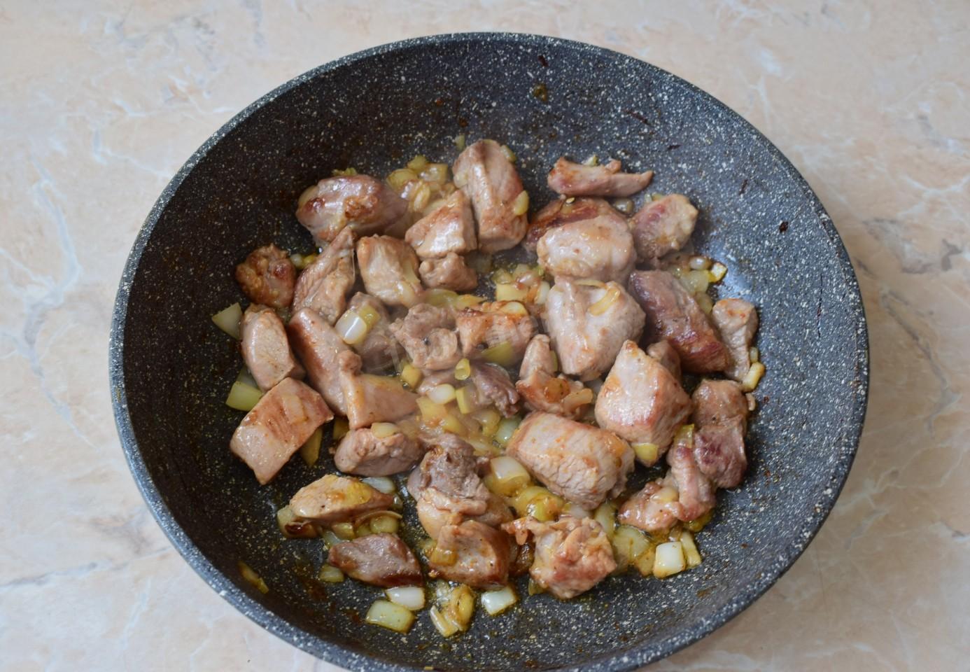 Шаг 6 приготовления Филе индейки кусочками на сковороде