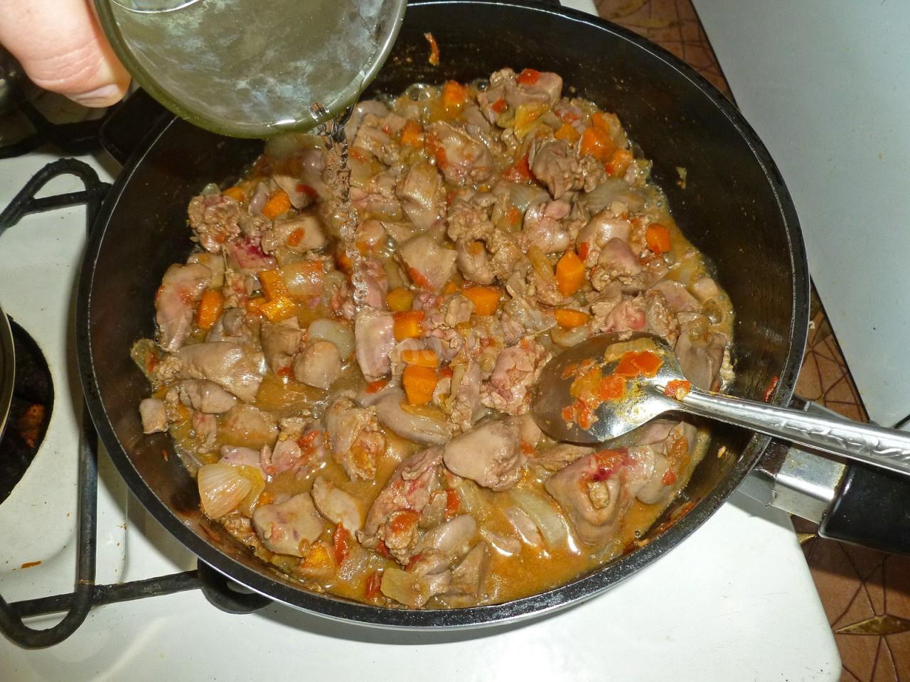 Шаг 10 приготовления Гуляш из куриной печени