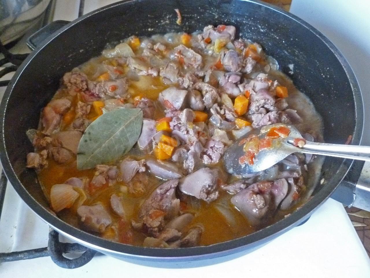 Шаг 11 приготовления Гуляш из куриной печени