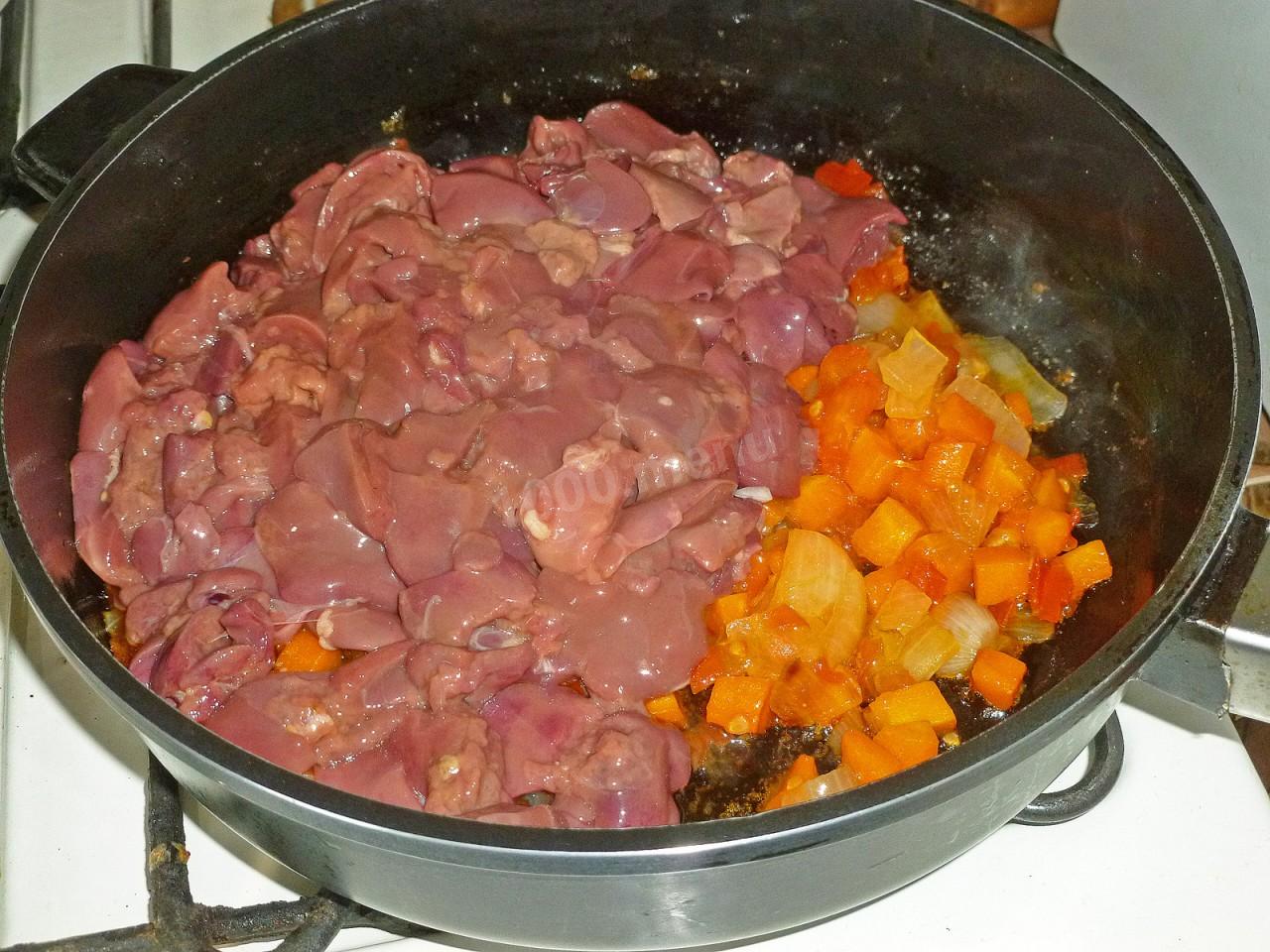 Шаг 8 приготовления Гуляш из куриной печени