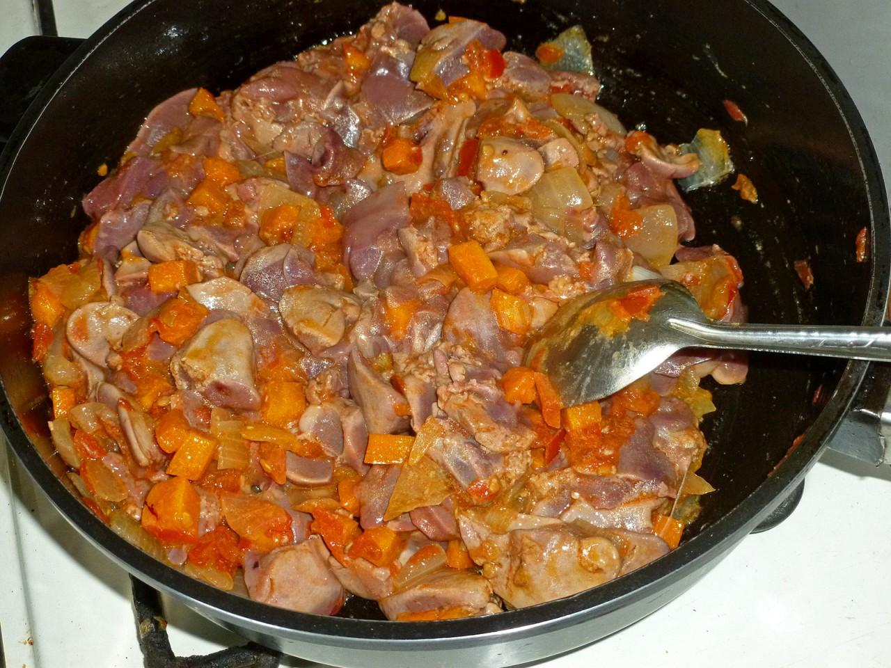 Шаг 9 приготовления Гуляш из куриной печени