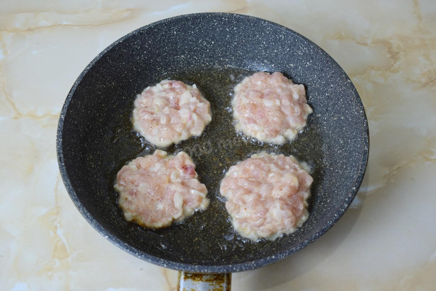 Шаг 7 приготовления Куриные грудки по албански