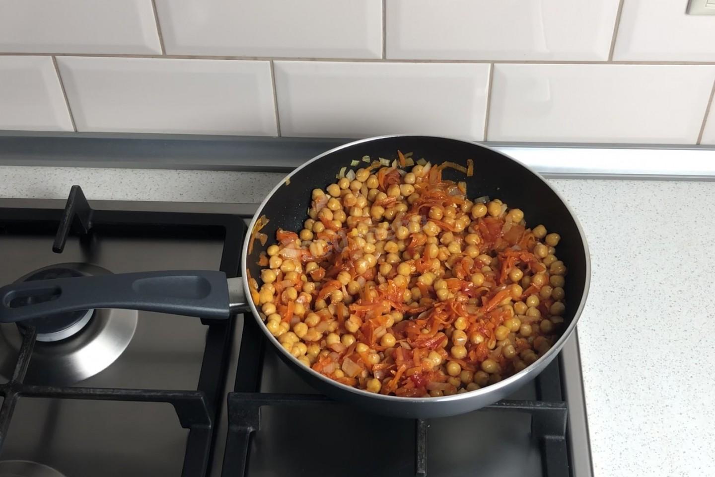 Шаг 8 приготовления Нут тушеный с овощами