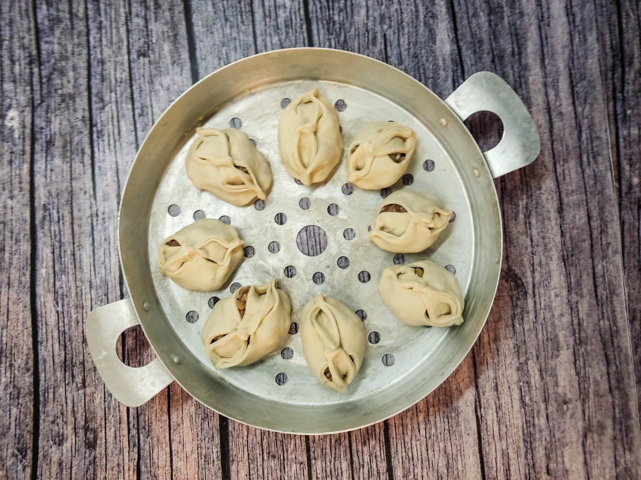 Шаг 11 приготовления Манты с мясом и картошкой сочные