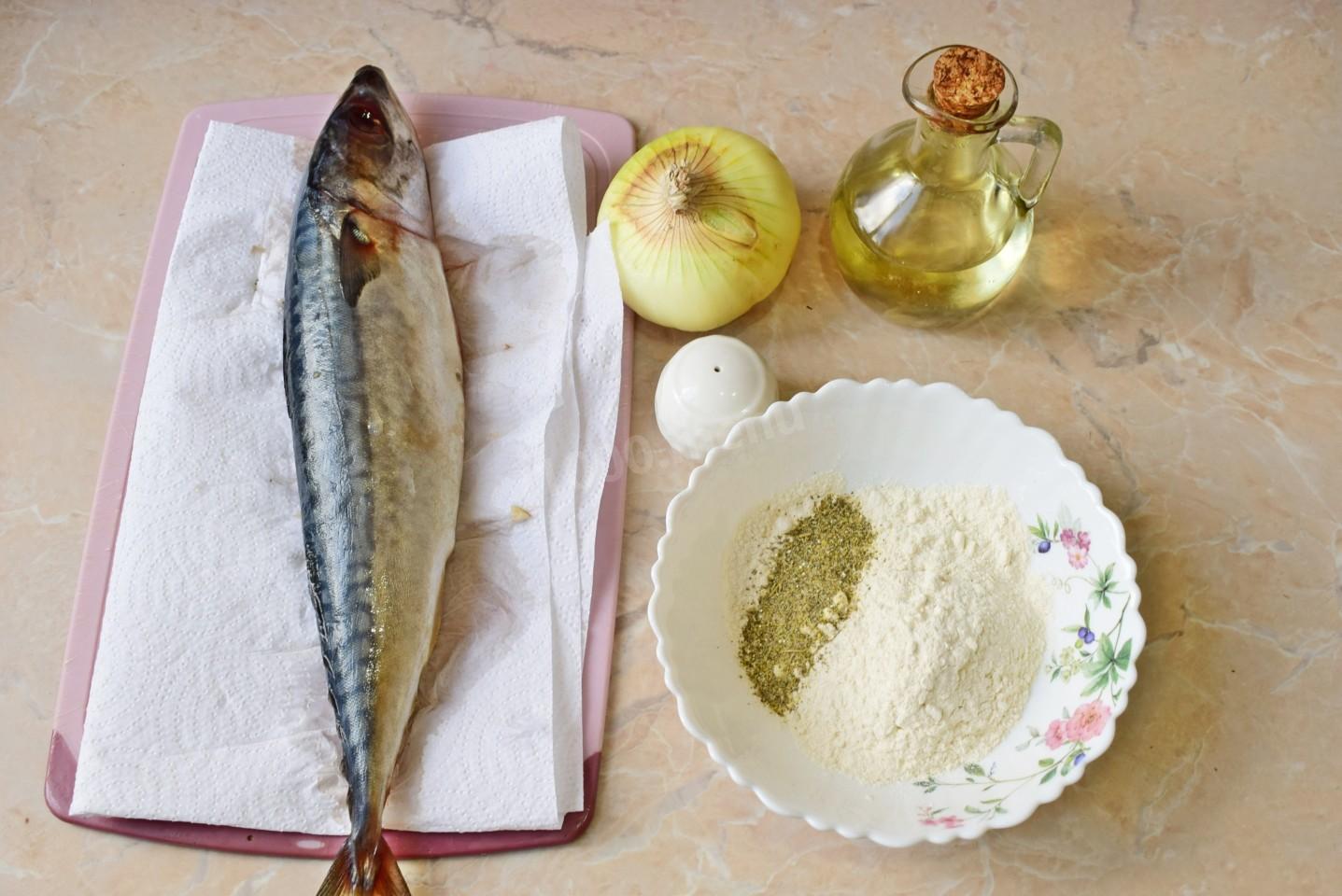 Шаг 1 приготовления Скумбрия на сковороде с луком