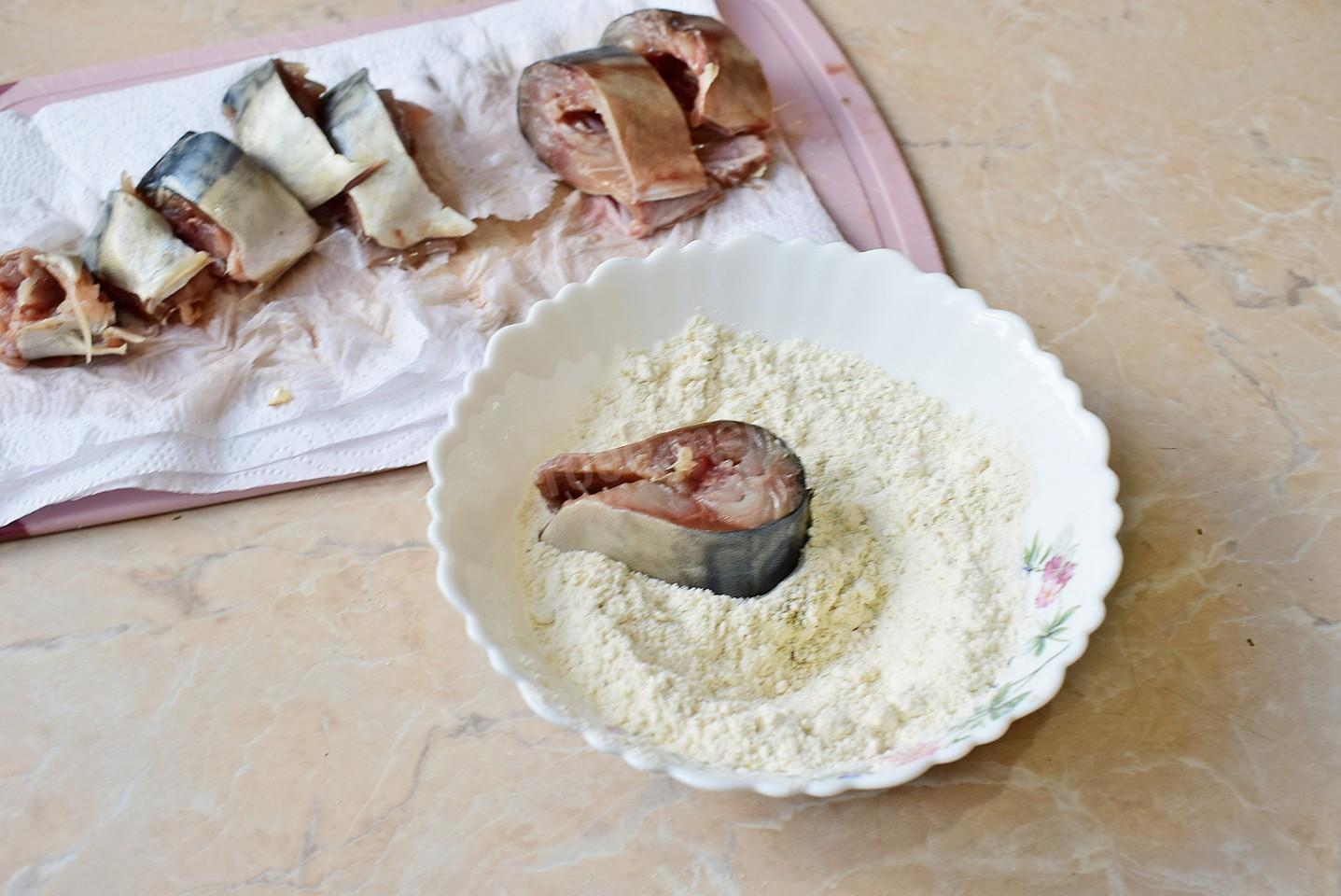 Шаг 3 приготовления Скумбрия на сковороде с луком