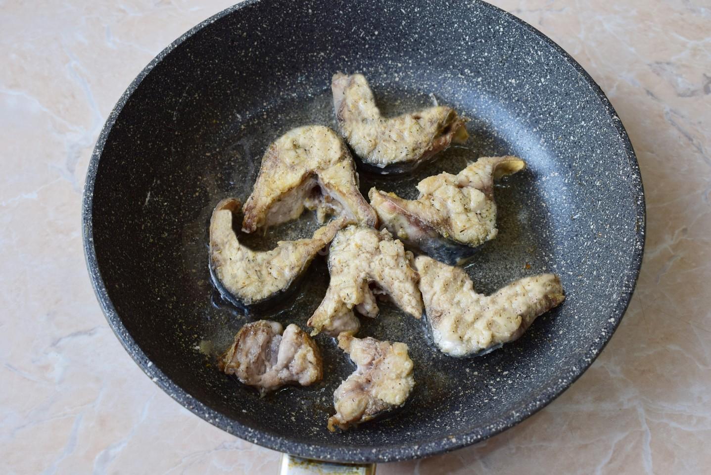 Шаг 5 приготовления Скумбрия на сковороде с луком