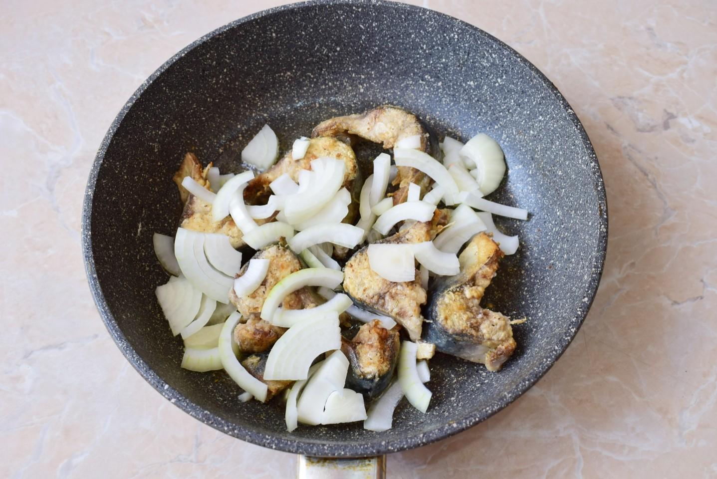 Шаг 6 приготовления Скумбрия на сковороде с луком