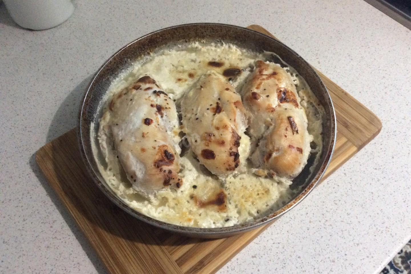 Шаг 6 приготовления Куриное филе в сливках в духовке