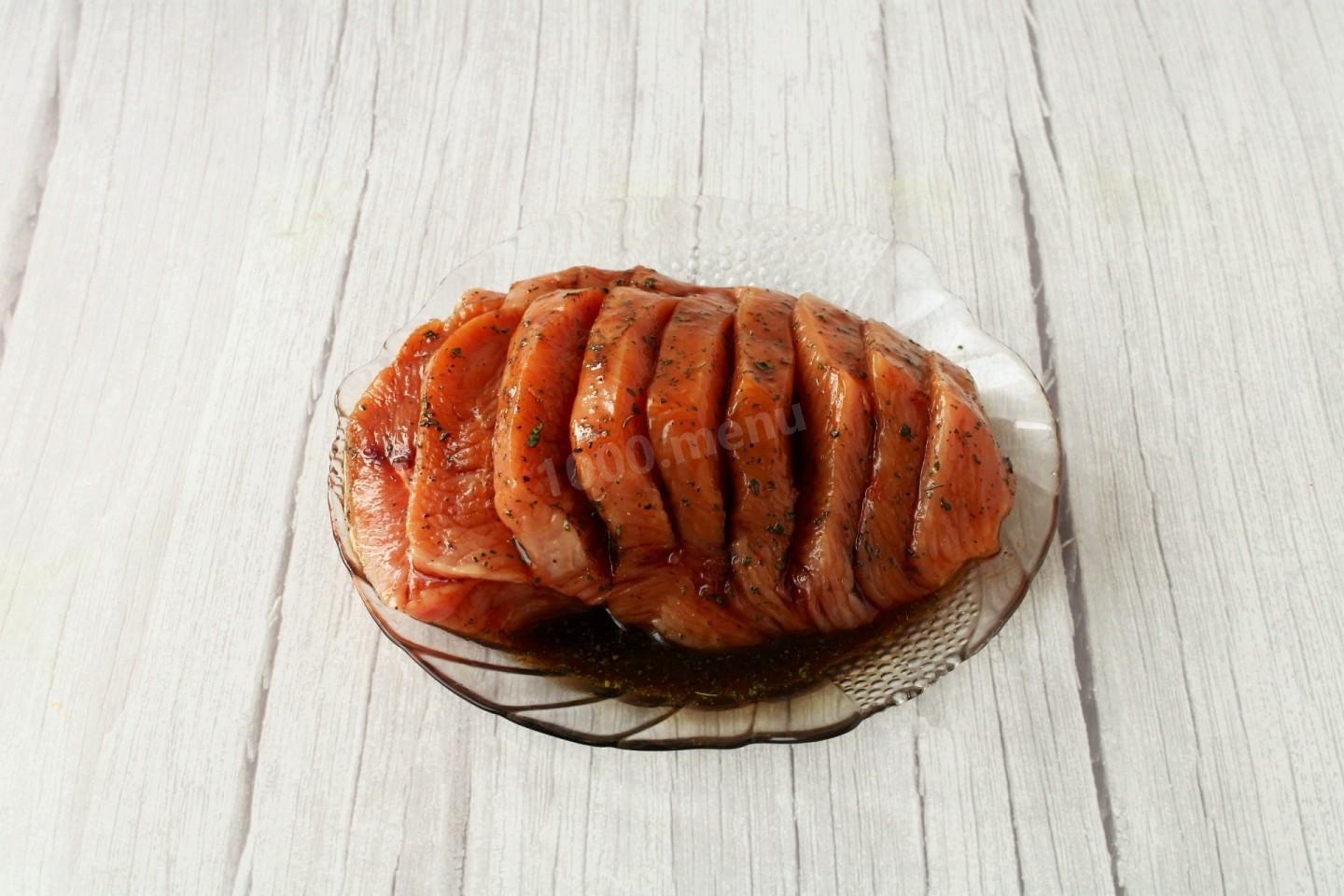 Шаг 5 приготовления Индейка в духовке с грибами и сыром