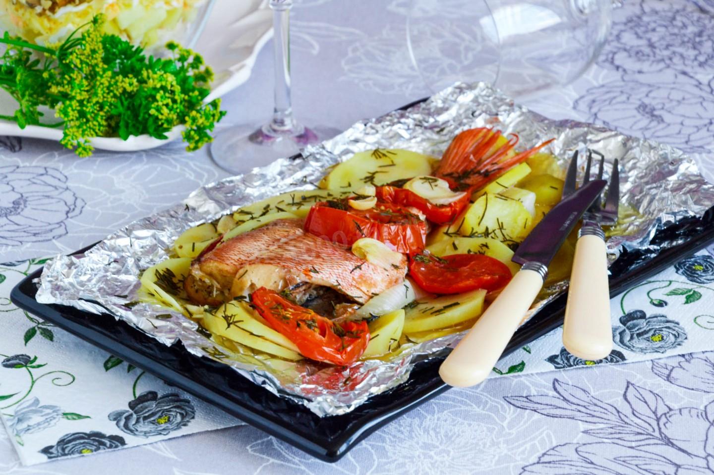 Обложка рецепта Рыба в фольге запеченная с овощами в духовке