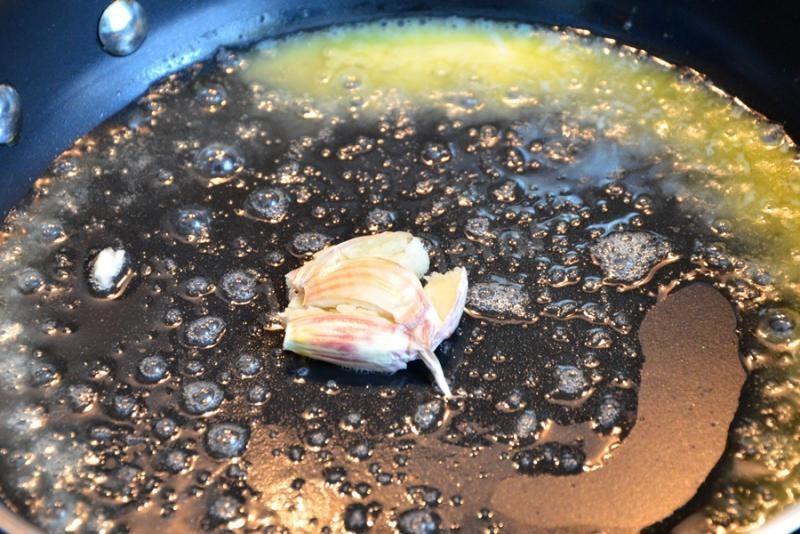 Шаг 2 приготовления Кролик тушеный с морковью и луком в вине и пряных травах