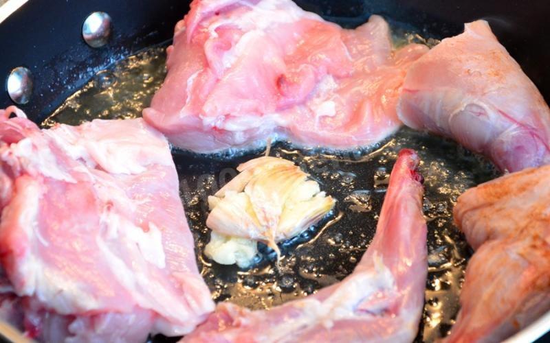 Шаг 3 приготовления Кролик тушеный с морковью и луком в вине и пряных травах