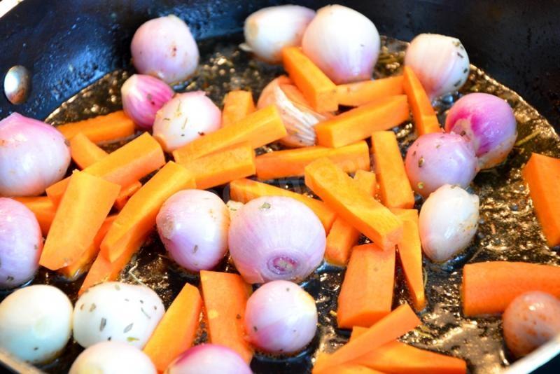 Шаг 5 приготовления Кролик тушеный с морковью и луком в вине и пряных травах