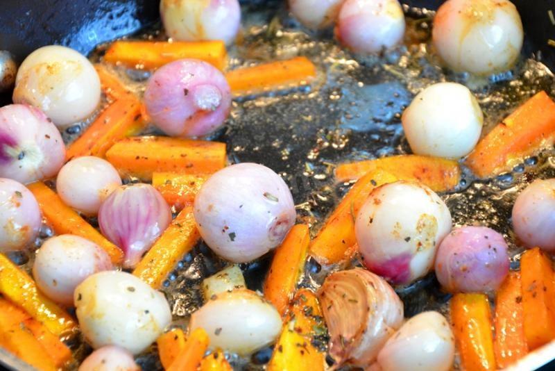 Шаг 6 приготовления Кролик тушеный с морковью и луком в вине и пряных травах