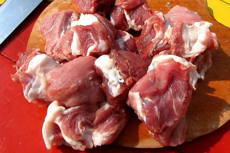 Шаг 3 приготовления Грузинский шашлык без маринада из свинины на углях