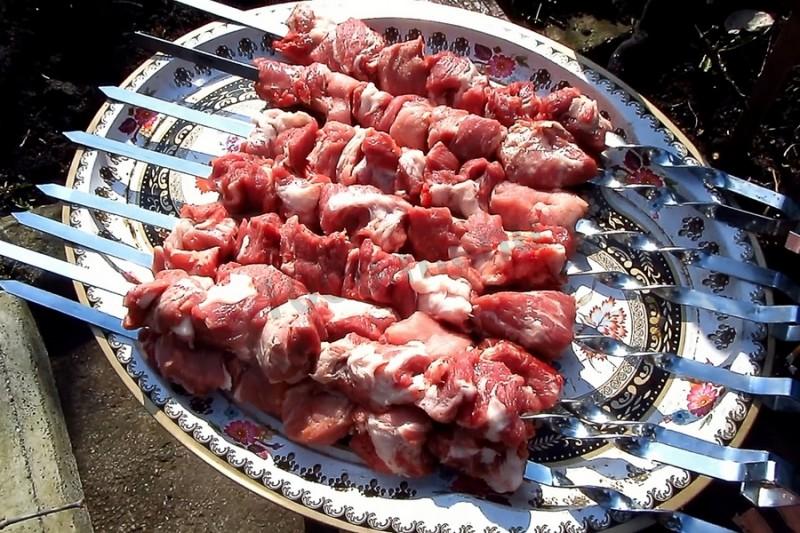 Шаг 4 приготовления Грузинский шашлык без маринада из свинины на углях