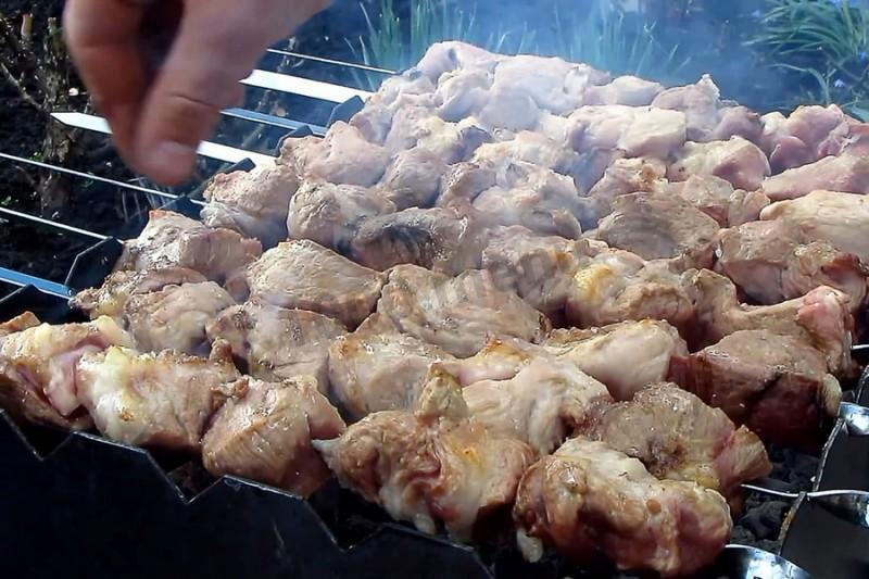 Шаг 8 приготовления Грузинский шашлык без маринада из свинины на углях
