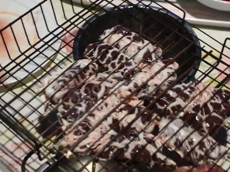 Шаг 6 приготовления Печень в жировой сетке шашлык на мангале