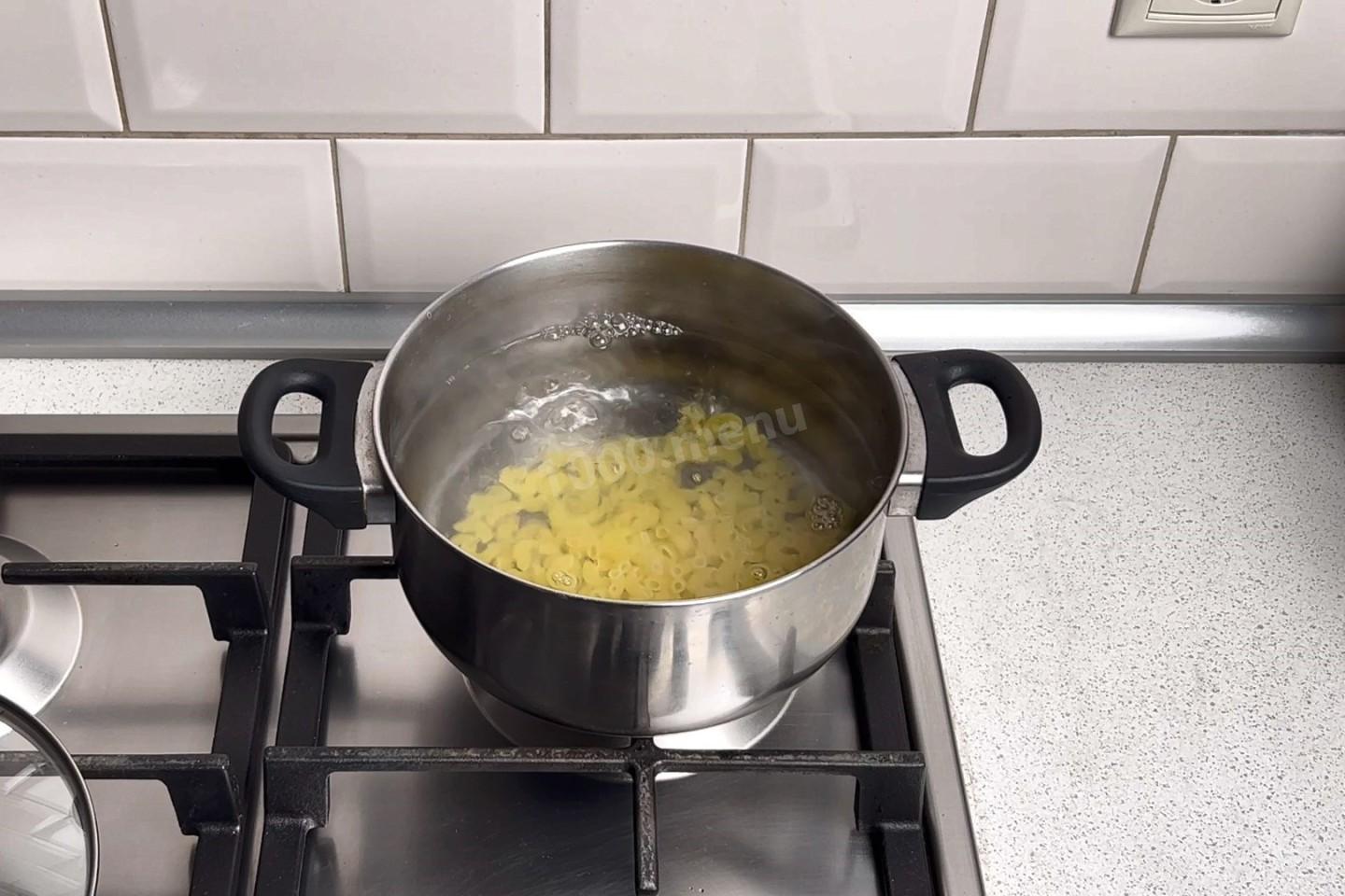 Шаг 4 приготовления Рожки с тушенкой на сковороде