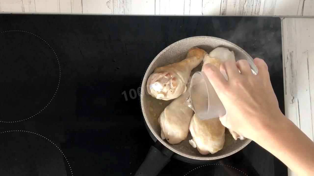 Шаг 3 приготовления Куриные голени в соевом соусе на сковороде
