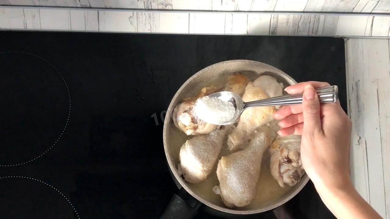 Шаг 4 приготовления Куриные голени в соевом соусе на сковороде