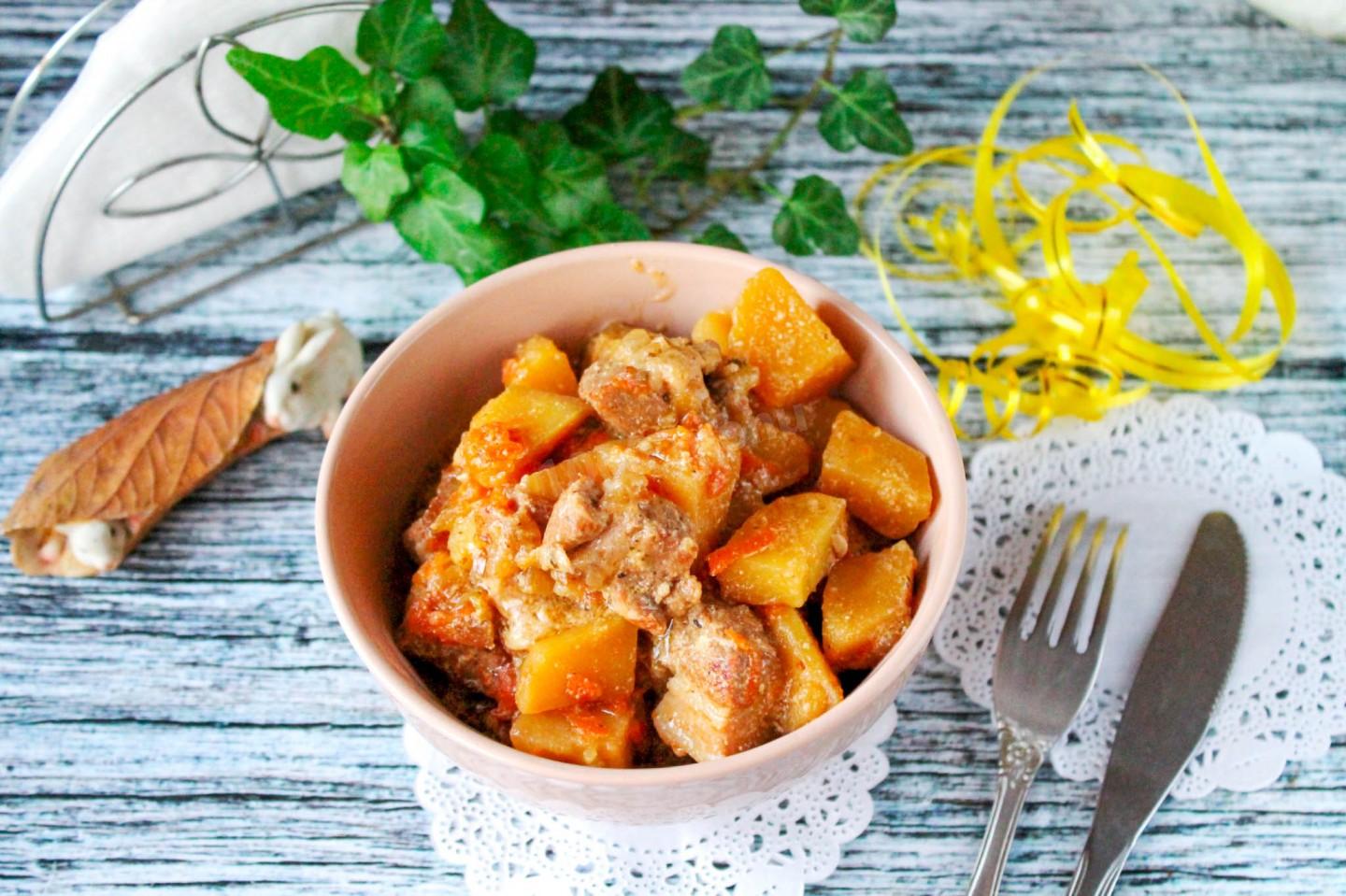 Обложка рецепта Тушеная картошка с мясом в сметане