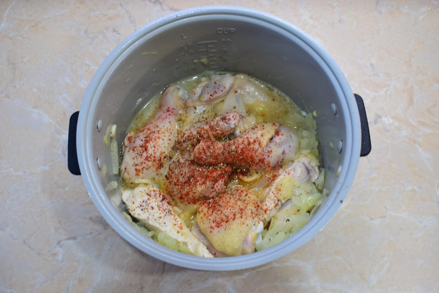 Шаг 5 приготовления Курица в сливочном соусе в мультиварке