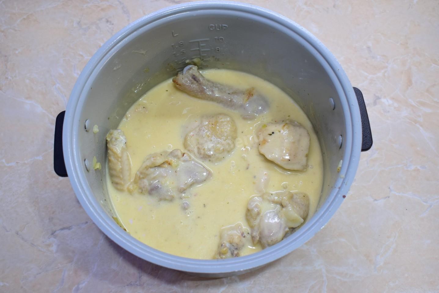 Шаг 8 приготовления Курица в сливочном соусе в мультиварке