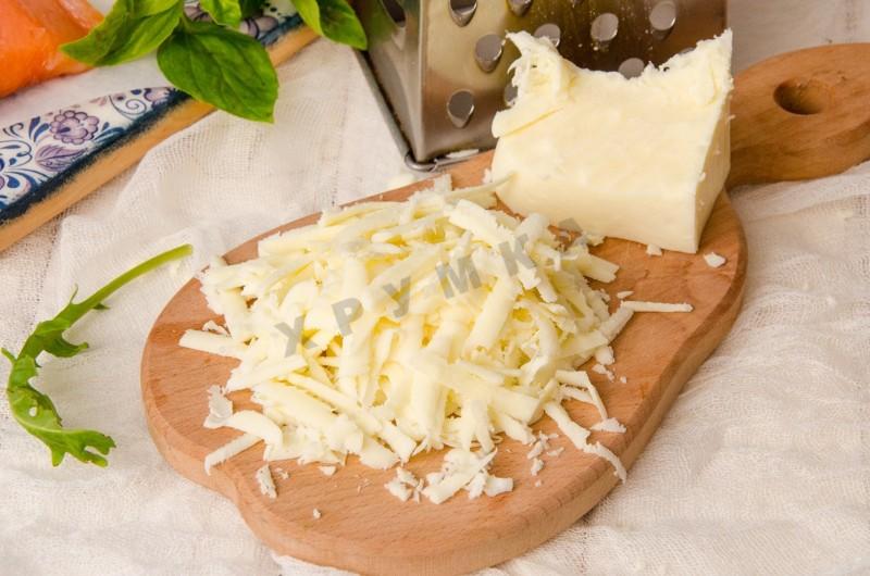 Шаг 12 приготовления Пицца с красной рыбой семгой на дрожжевом тесте